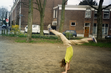 108660 Afbeelding van een kind dat een handstand maakt op een speelveldje aan het Oudwijk te Utrecht.N.B. De foto is ...